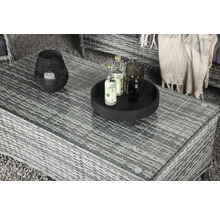 Trädgårdsbord med glasskiva, rottingflätning, dekoration och drycker