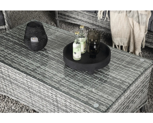 Trädgårdsbord med glasskiva, rottingflätning, dekoration och drycker