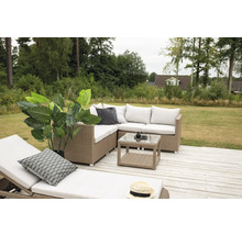 Trädgårdsmöbelset med hörnsoffa, soffbord och solstolar på en terrass