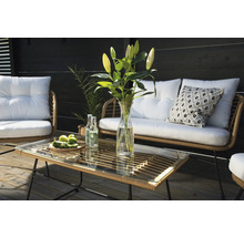 Terrass med rottingmöbler, glasbord, blomvas och drycker för utomhusbruk