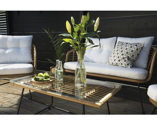 Terrass med rottingmöbler, glasbord, blomvas och drycker för utomhusbruk