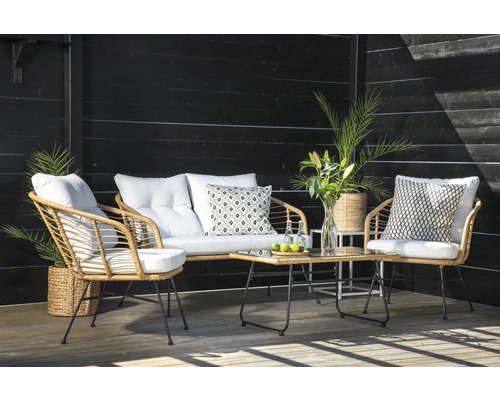 Utemöbelset med soffa, två stolar och ett bord på en terrass