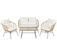 Trädgårdsmöbelset med två fåtöljer, en soffa och ett bord med glasskiva