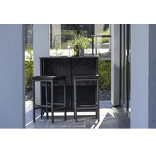 Barset med två barstolar och bar utomhus