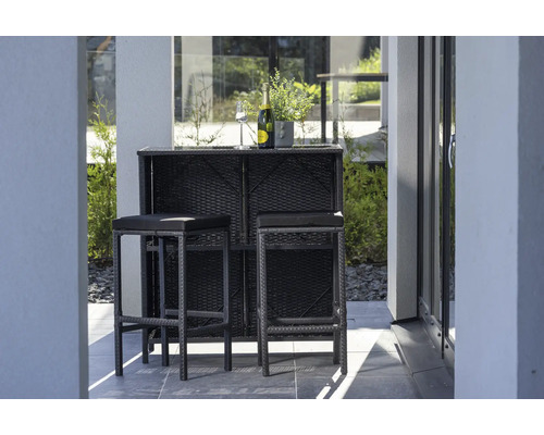 Barset med två barstolar och bar utomhus