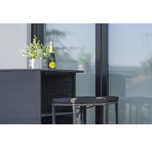 Barset i rotting med flaska och dekoration på bordet