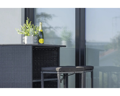 Barset i rotting med flaska och dekoration på bordet