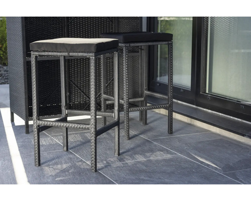 Två barstolar med sittdynor i rotting