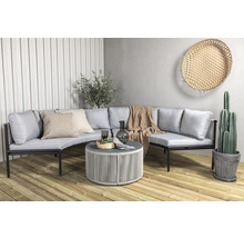 Trädgårdsscen med loungehörna, soffbord och dekorationer på en träaltan.