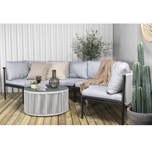 Trädgårdsgrupp med soffa, fåtölj och runt bord på en träaltan