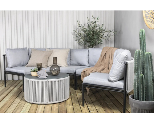 Trädgårdsgrupp med soffa, fåtölj och runt bord på en träaltan