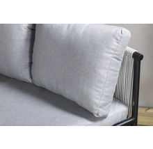 Detaljvy av kuddar och utomhusstolar med svart metallram