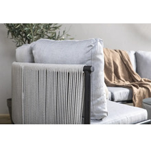 Närbild av en grå loungemöbel med rep för utomhusbruk.