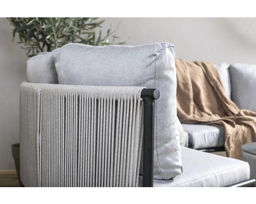 Närbild av en grå loungemöbel med rep för utomhusbruk.