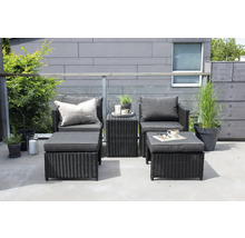 Balkongmöbelset med två fåtöljer, två pallar och ett sidobord av rotting