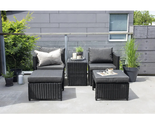 Balkongmöbelset med två fåtöljer, två pallar och ett sidobord av rotting