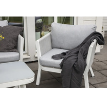 Två fåtöljer med kuddar och filt utomhus