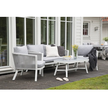 Uteplats med soffa, fåtölj och bord på en terrass