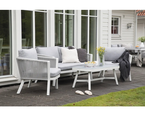 Uteplats med soffa, fåtölj och bord på en terrass