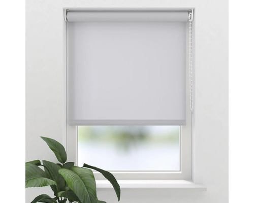 Fönster med stängd rullgardin