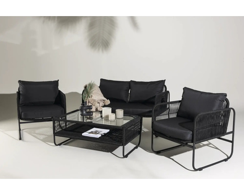 Utemöbelset med soffa, två fåtöljer och soffbord med glasskiva