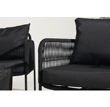 Närbild av två svarta loungestolar med flätade detaljer och kuddar.