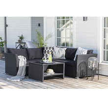 Trädgårdsloungegrupp i rotting med bord och kuddar på en träaltan