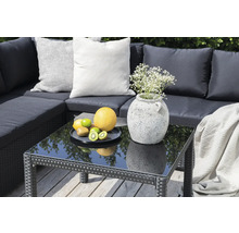 Trädgårdsgrupp med kuddar, bord med glasskiva, frukt och blomvas