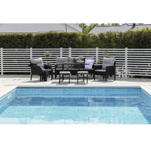 Trädgårdsmöbler vid poolen på en ljus, rymlig terrass