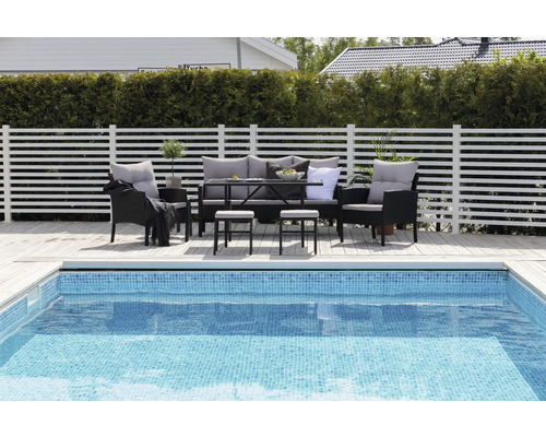 Trädgårdsmöbler vid poolen på en ljus, rymlig terrass