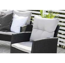 Trädgårdsmöbelset med rottingfåtölj och soffa med kuddar