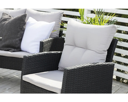 Trädgårdsmöbelset med rottingfåtölj och soffa med kuddar