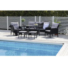 Trädgårdsmöbelset med bord, stolar och soffa bredvid poolen