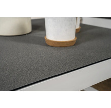 Närbild av en bordsskiva med granulär finish