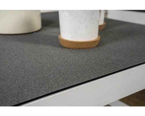 Närbild av en bordsskiva med granulär finish