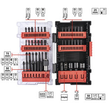 Bitssats med olika skruvmejselbits och adaptrar i en transparent väska