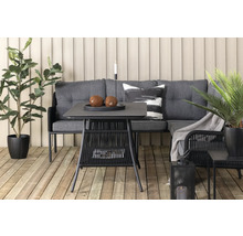 Trädgårdsscen med hörnsoffa, bord och växter på en träaltan