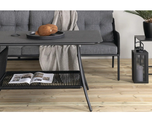 Miljöbild med trädgårdsbord, soffa, dekoration och lykta