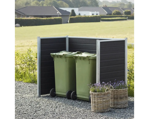 Sopkärlsskåp med två gröna soptunnor och två korgar med lavendel