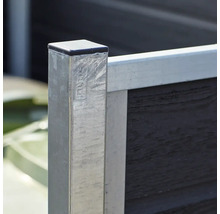 Detaljvy av en staketstolpe i metall med tillhörande staketelement.