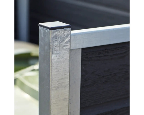 Detaljvy av en staketstolpe i metall med tillhörande staketelement.