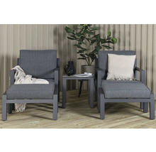 Två grå trädgårdsfåtöljer med sidobord och dekoration