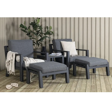 Trädgårdsmöbelset med fåtöljer och fotpallar på en träaltan