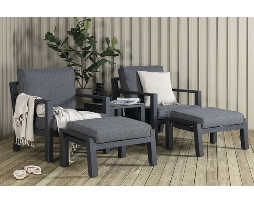 Trädgårdsmöbelset med fåtöljer och fotpallar på en träaltan