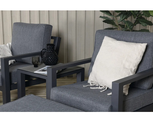 Grå trädgårdsmöbelgrupp med fåtöljer, sidobord och fotpall