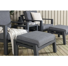 Trädgårdsmöbelset med fåtöljer och fotpallar på en terrass