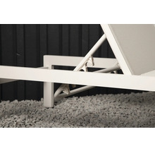 Detaljbild av en vit trädgårdssäng med justerbart ryggstöd