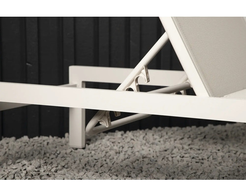 Detaljbild av en vit trädgårdssäng med justerbart ryggstöd
