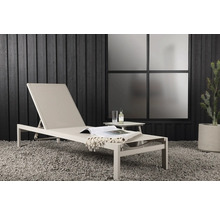 Miljöbild med en trädgårdsstol, ett sidobord, en dryck, en bok och en filt utomhus