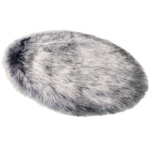 Oval matta med pälsimitation